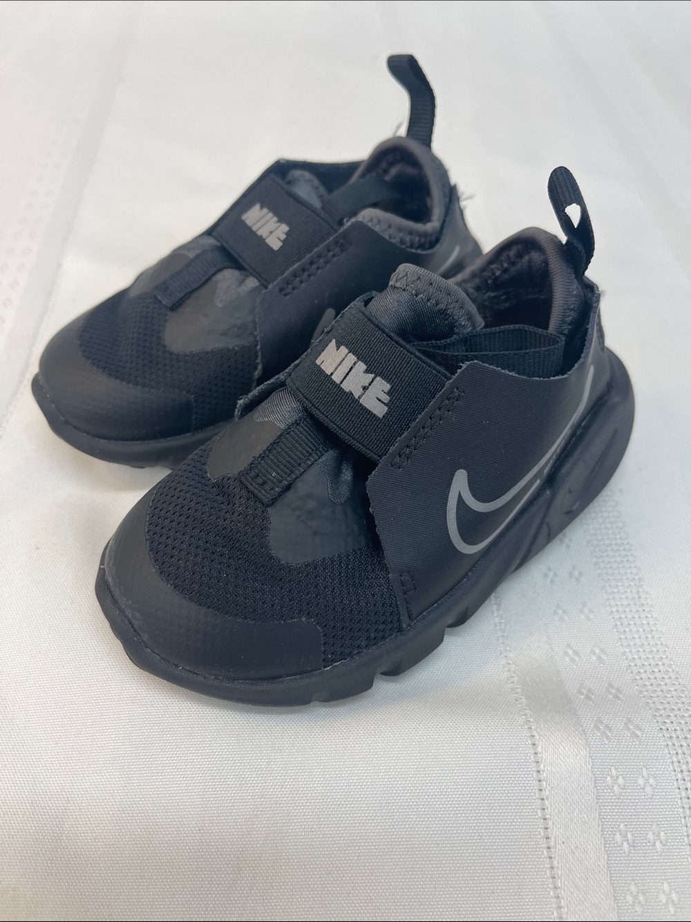 Nike Kids Black Flex Runner Slip-On Athletic Sneakers with Grey Swoosh Sz 6c